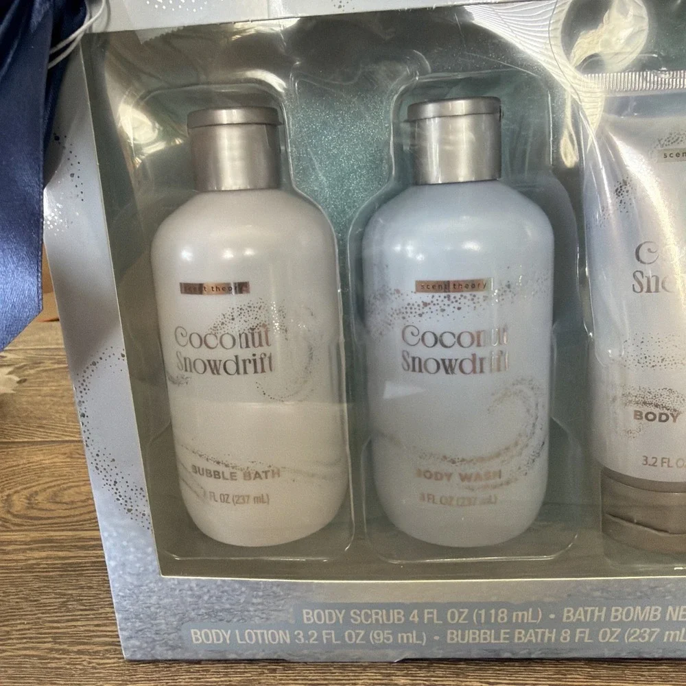 Scent Theory Coconut Snowdrift Holiday Bath Gift Set - New In Box Christmas Gift